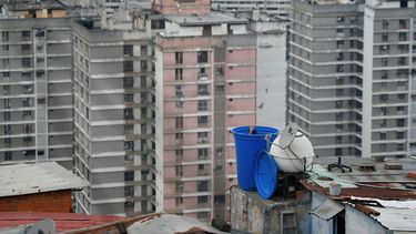 Un sismo de magnitud 5,2 se registr&oacute; este domingo en&nbsp;Venezuela, una de las ciudades donde m&aacute;s se sinti&oacute; fue en Caracas, causando alarma en las personas que residen en edificios.&nbsp;