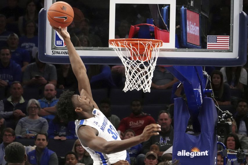 En imagen de archivo del martes 5 de noviembre de 2019, James Wiseman , de la Universidad de Memphis, clava el bal&oacute;n en un duelo de la NCAA ante la Universidad Estatal de Carolina del Sur, en Memphis, Tennessee.&nbsp;