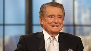 En esta foto de archivo del 18 de noviembre de 2011, Regis Philbin aparece en su episodio de despedida de Live! With Regis and Kelly, en Nueva York.&nbsp;