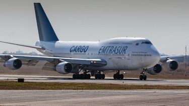 Vista del Boeing 747-300 registrado con el número YV3531 de la aerolínea de carga venezolana Emtrasur en el aeropuerto internacional de Córdoba, Argentina, el 6 de junio de 2022, antes de despegar hacia Buenos Aires.