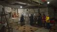 Rostyslav Borysenko (izq), de 10 años, y otros desplazados por la guerra rezan en una capilla improvisada en el sótano de un monasterio de Hoshiv (Ucrania) que le dio refugio a varias familias que le escaparon a la guerra.&nbsp;