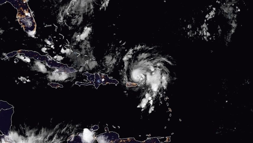 Imagen satelital que muestra al huracán Dorian al noroeste de Puerto Rico en las primeras horas de la noche del 28 de agosto de 2019.