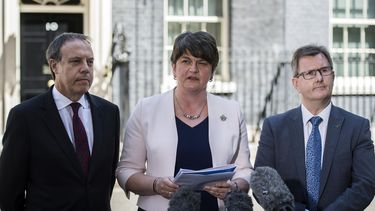 La líder del Partido Democrático Unionista (DUP) de Irlanda del Norte, Arlene Foster (c), junto al número dos de esta formación, Nigel Dodds (i), y al portavoz del DUP en el Parlamento de Londres, Jeffrey Donaldson, ofrecen una rueda de prensa.&nbsp;