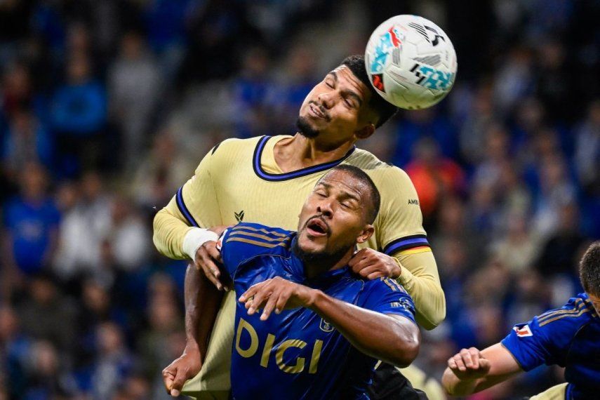 El uruguayo Ronald Araújo (arriba), del Barcelona, cabecea el balón por encima del venezolano Salomón Rondón, del Oviedo, durante un partido, el 25 de septiembre de 2025.