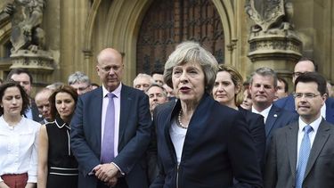 La ministra británica de Interior, Theresa May (c), ofrece una rueda de prensa delante del parlamento de Londres, Reino Unido. Ella será formalmente proclamada líder del Partido Conservador británico y primera ministra del Reino Unido una vez se haya