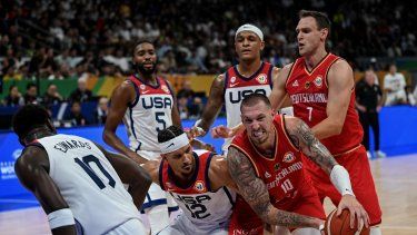 El alemán Daniel Theis (inferior derecha) sostiene el balón durante el partido de semifinales de la Copa Mundial de Baloncesto FIBA entre Estados Unidos y Alemania en Manila el 8 de septiembre de 2023. &nbsp;
