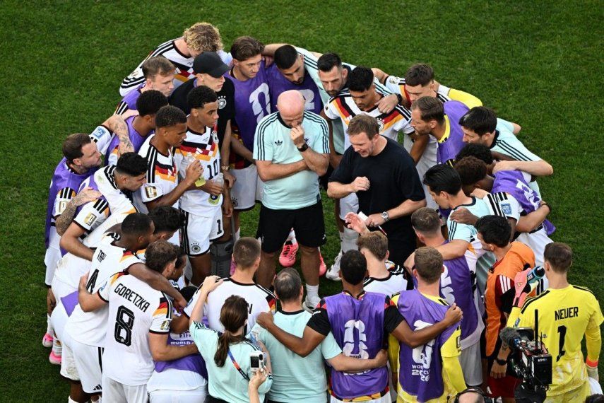 El seleccionador alemán Julian Nagelsmann habla con sus jugadores antes de la tanda de penaltis del partido de dieciseisavos de final del Mundial de 2026 entre Alemania y Paraguay, disputado en el Boston Stadium de Foxborough el 29 de junio de 2026.&nbsp;