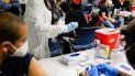 Una trabajadora de la salud entrega dosis de la vacuna Johnson & Johnson contra COVID-19 en el Aeropuerto Internacional de Miami, en Miami, Florida. Una trabajadora de la salud entrega dosis de la vacuna Johnson & Johnson contra COVID-19 en el Aeropuerto Internacional de Miami, en Miami, Florida.
