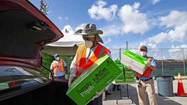&nbsp; Empleados municipales de Hialeah, Florida, entregan alimentos y verduras a&nbsp;necesitados.