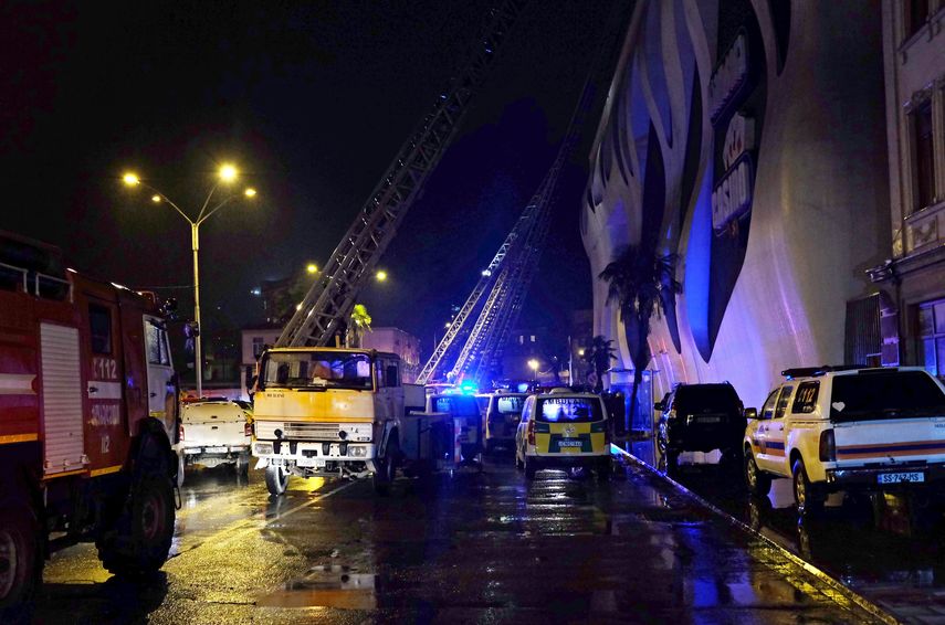 Los bomberos evacuaron a un centenar de personas del hotel después de que empezara el fuego, entre ellas las veinte participantes del concurso de belleza que tenía que celebrarse mañana domingo