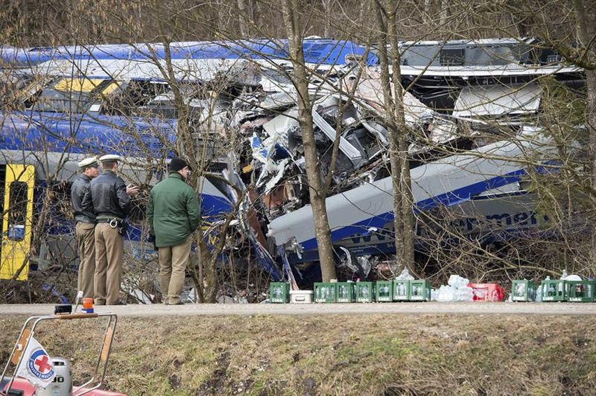 Agentes de policía permanecen junto a los trenes siniestrados cerca de Bad Aibling, Alemania, este 10 de febrero de 2016. (EFE)