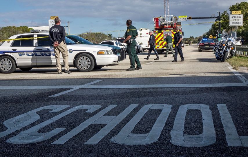 Varios policías son vistos en las inmediaciones de la escuela secundaria Marjory Stoneman Douglas, de la ciudad de Parkland,&nbsp;Florida.