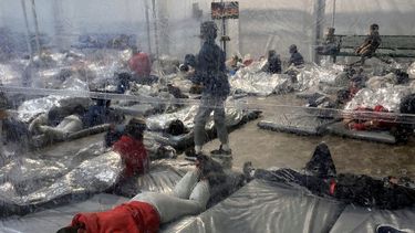 En esta imagen del 20 de marzo de 2021, difundida por la oficina del representante Henry Cuellar, se ve a detenidos en una instalación temporal de la Oficina de Aduanas y Protección Fronteriza (CBP por sus iniciales en inglés), en Donna, Texas.