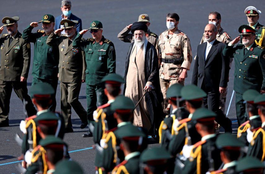 El líder supremo de Irán, el ayatolá Alí Jamenei, centro, revista a cadetes de las fuerzas armadas durante su ceremonia de graduación acompañado por comandantes de las fuerzas armadas en la academia de policía, Teherán, Irán, 3 de octubre de 2022.&nbsp;