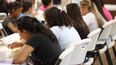 En esta imagen, tomada el 24 de septiembre de 2019, varias ni&ntilde;as comen en un centro para adolescentes migrantes, en Lake Worth, Florida.&nbsp;
