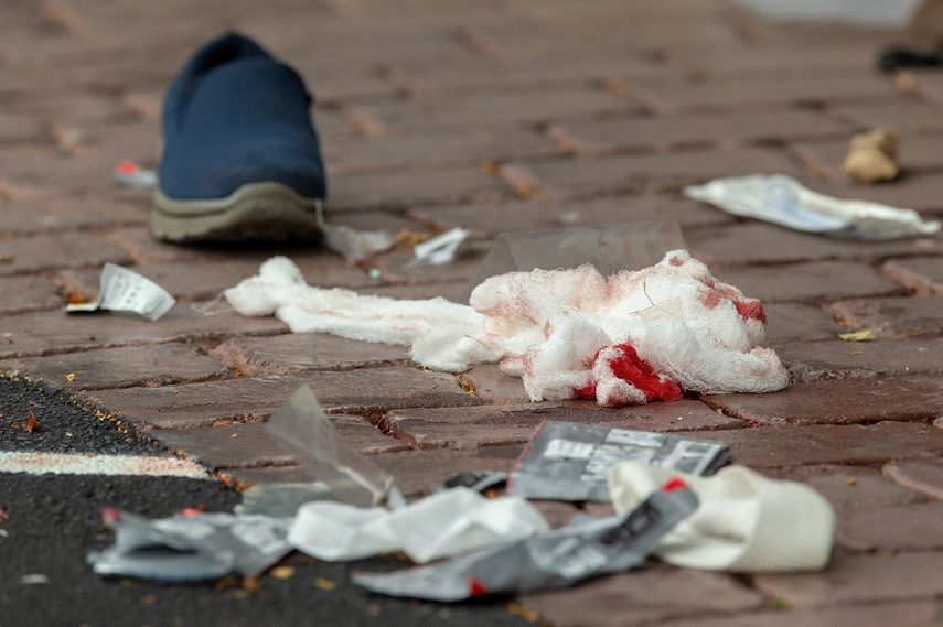 Vendajes ensangrentados en la carretera después del tiroteo que dejó 49 muertos en una mezquita en Christchurch, Nueva Zelanda.