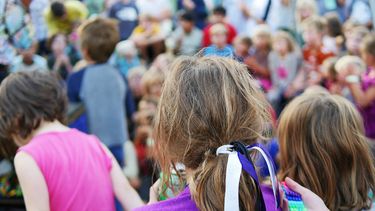 Miles de niños y adolescentes asisten a campamentos de verano.