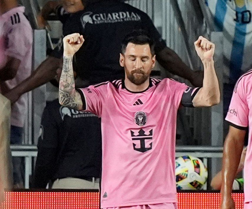 El argentino Lionel Messi, del Inter Miami, festeja tras convertir un penal ante Nashville en un partido de la MLS, disputado el sábado 20 de abril de 2024.