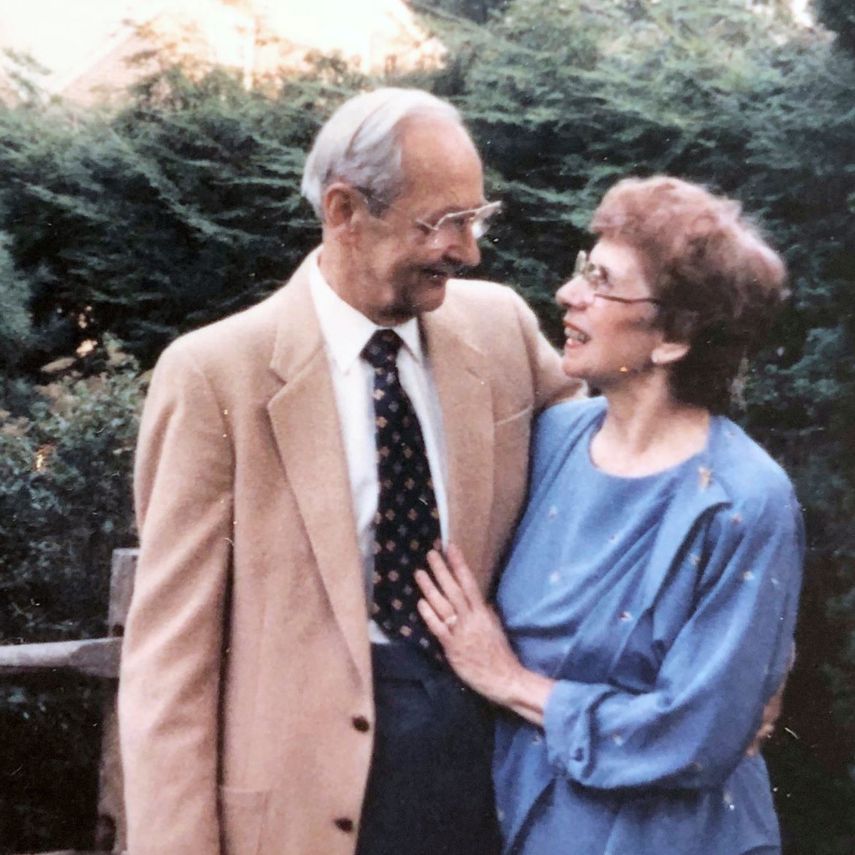 Phyllis Antonetz (der) con su marido Alexander en foto de 1984 aproximadamente. Falleci&oacute; el 17 de abril del 2020 a los 103 a&ntilde;os de edad por el coronavirus.&nbsp;