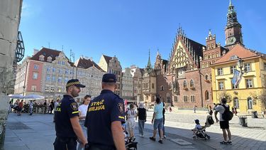 Policía municipal custodia la plaza Mercado de Breslavia, en Wrocaw.