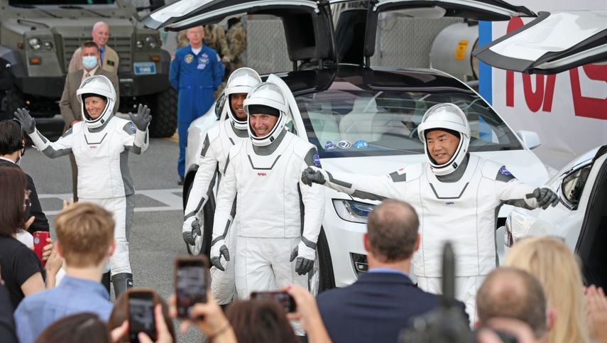 Cuatro astronautas abordaron el domingo un cohete de SpaceX que despegará por la noche hacia la Estación Espacial Internacional. Gregg Newton / AFP