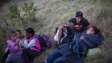 Migrantes venezolanos cruzan diariamente por pasos ilegales a través de la frontera entre Colombia y Ecuador.