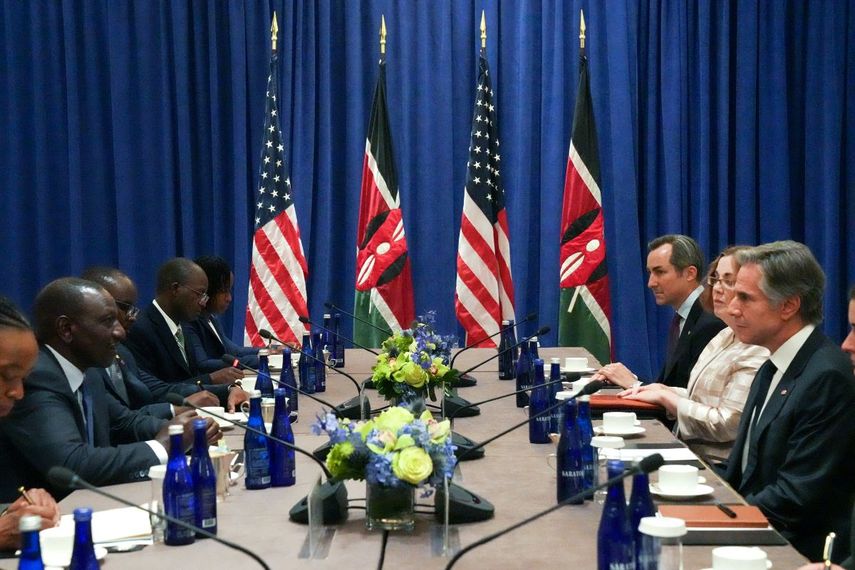 El secretario de Estado de Estados Unidos, Antony Blinken (derecha), se reúne con el presidente de Kenia, William Ruto (i), al margen del 79.º período de sesiones de la Asamblea General de las Naciones Unidas en el Lotte Palace Hotel de Nueva York el 26 de septiembre de 2024.