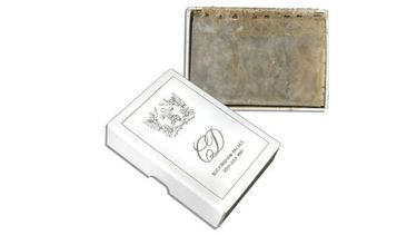 Una rebanada del pastel de bodas de la princesa Diana y el príncipe Carlos del 29 de julio de 1981 ( Foto casa de subastas Nate D. Sanders Auctions)