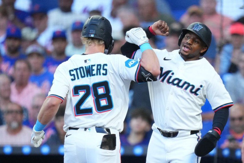 Kyle Stowers (izquierda), de los Marlins de Miami, celebra con Xavier Edwards tras conectar un jonrón contra los Mets de Nueva York durante la primera entrada en el LoanDepot Park, el 1 de abril de 2025.