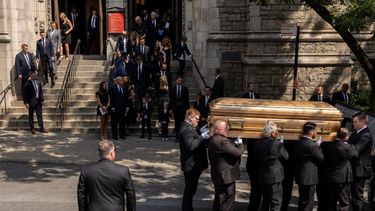 El expresidente Donald Trump, la exprimera dama Melania Trump, Ivanka Trump, Eric Trump y otros dolientes observan cómo los restos de Ivana Trump son llevados desde la Iglesia Católica de San Vicente Ferrer al cementerio en Nueva York, 20 julio 2022.