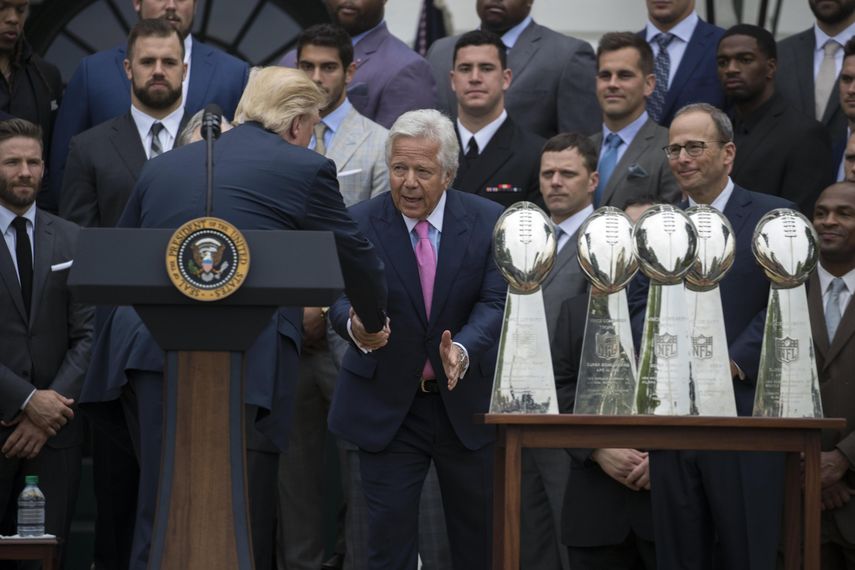 Trump junto al dueño de los Patriots, Robert Kraft, durante la ceremonia.