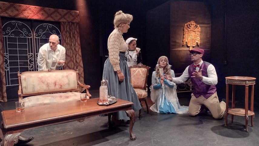 Obra El médico a palos de Molière, dirigida por Aníbal Almanza Sirias.