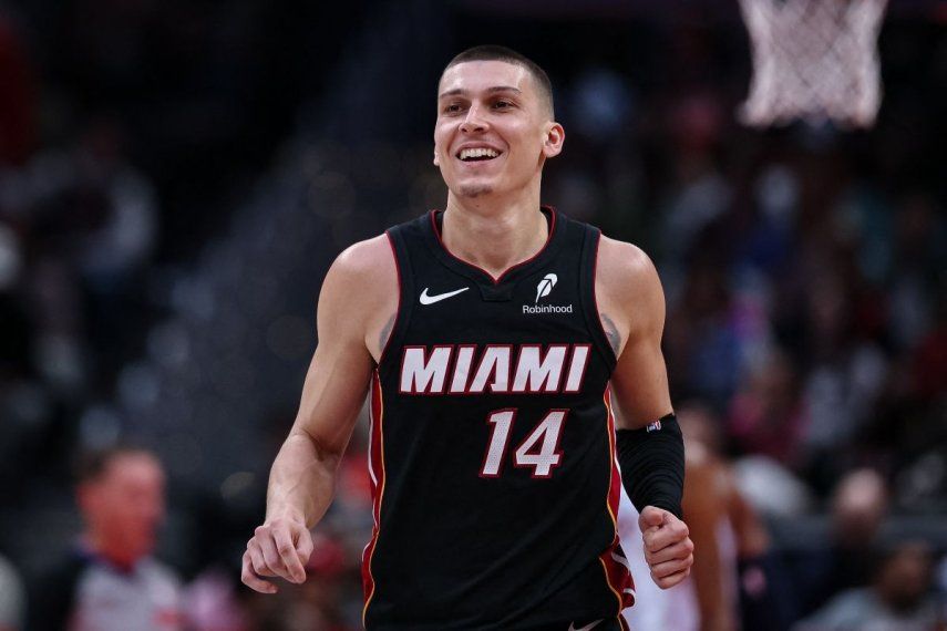 Tyler Herro, del Heat de Miami, reacciona tras finalizar una jugada en un partido contra los Wizards de Washington, el 31 de marzo de 2025.