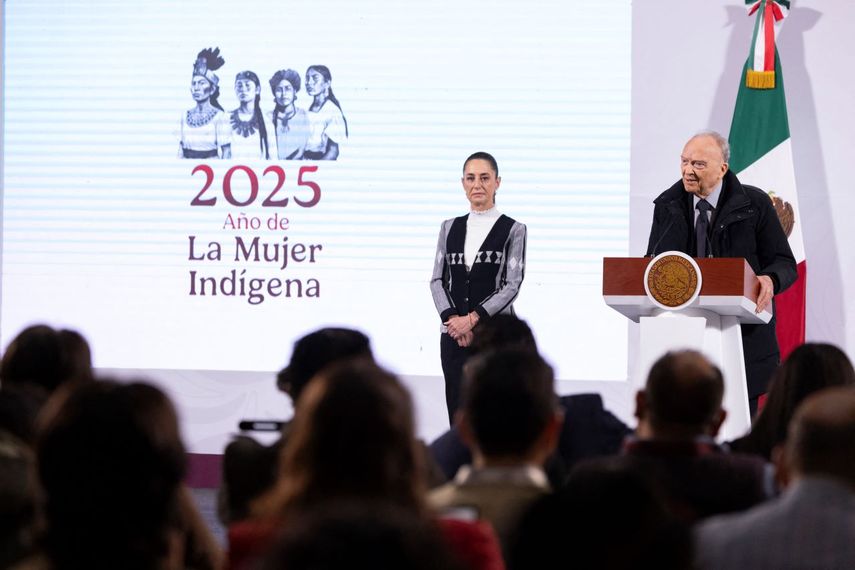 El Procurador General Alejandro Gertz hablando durante una conferencia de prensa junto a la presidenta de México, Claudia Sheibaum, en el Palacio Nacional en la Ciudad de México el 25 de febrero de 2025.
