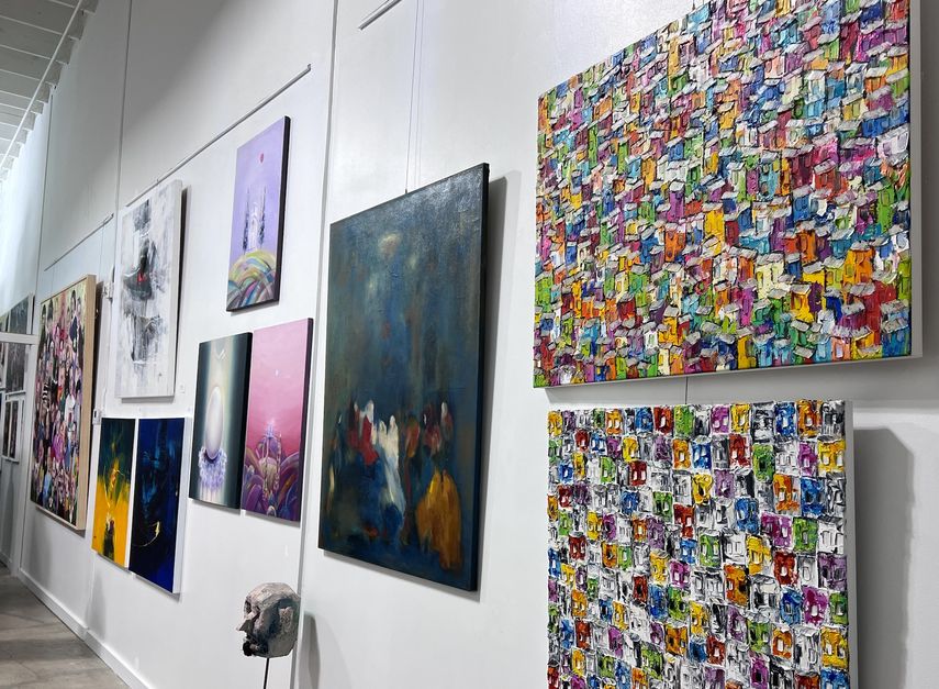 Algunas de las piezas expuestas en Colour Senses Project, en diciembre de 2023.&nbsp;