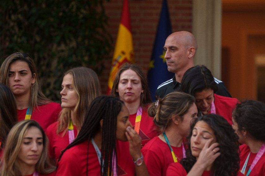 Luis Rubiales junto a Jenni Hermoso y las jugadoras de la selección de España en el acto conmemorativo por el campeonato mundial en el Palacio de Moncloa en Madrid