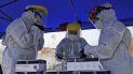 Trabajadores de la salud bolivianos preparan el equipo para realizar pruebas a las personas en la Piscina Olímpica de La Paz, el 6 de enero de 2021. El gobierno boliviano inauguró el 6 de enero un centro de diagnóstico de COVID-19 autocine en la Piscina Olímpica, donde los trabajadores de salud harán pruebas de PCR a todos aquellos que presenten síntomas. Trabajadores de la salud bolivianos preparan el equipo para realizar pruebas a las personas en la Piscina Olímpica de La Paz, el 6 de enero de 2021. El gobierno boliviano inauguró el 6 de enero un centro de diagnóstico de COVID-19 autocine en la Piscina Olímpica, donde los trabajadores de salud harán pruebas de PCR a todos aquellos que presenten síntomas.