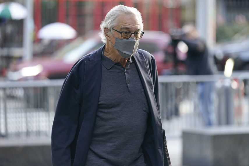 El actor Robert De Niro llega a un tribunal en Nueva York el martes 31 de octubre de 2023. De Niro continúa su testimonio en una demanda de 12 millones de dólares interpuesta por su exasistente, Graham Chase Robinson. De Niro contrademandó a Robinson, acusándola de cobrar gastos personales a su empresa.&nbsp;