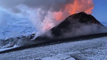 El volcán Klyuchevskaya en la península Kamchatka en Rusia, el 8 de marzo del 2021.&nbsp;