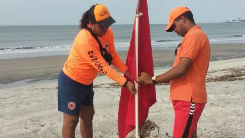 Socorristas mantienen la bandera roja en las playas de Panamá.&nbsp;