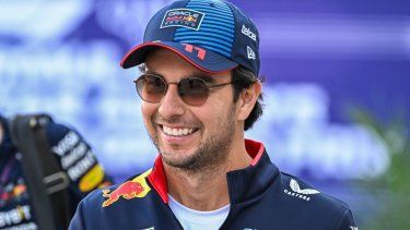 El piloto mexicano Sergio Pérez, en ese entonces de Red Bull, llega al circuito en Doha, el 30 de noviembre de 2024.