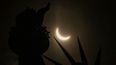 La luna cubre parcialmente el sol sobre la Estatua de la Libertad durante el eclipse solar visto desde la Isla de la Libertad, el lunes de abril. 8 de enero de 2024 en Nueva York.