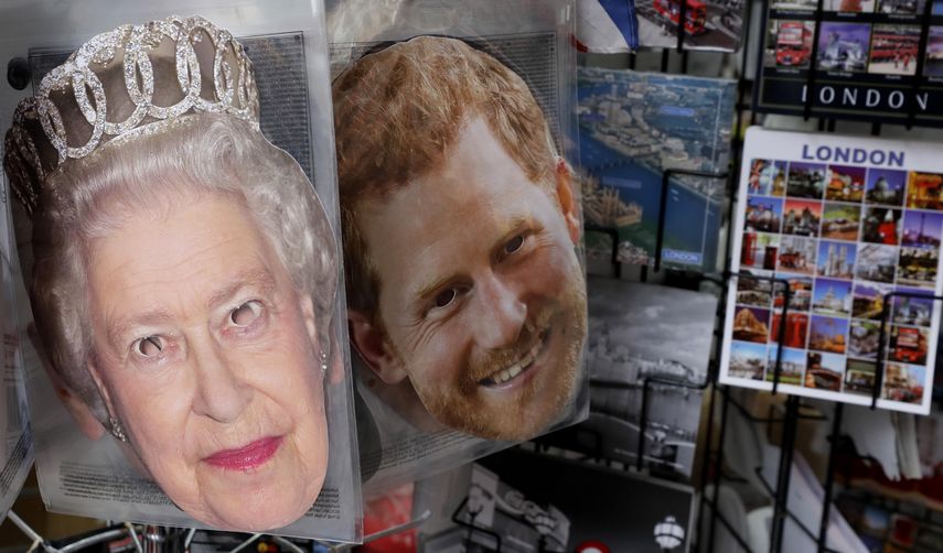 M&aacute;scaras de fiesta de la reina Isabel II y el pr&iacute;ncipe Harry cuelgan afuera de una tienda de souvenir en Londres el martes 14 de enero del 2020.&nbsp;