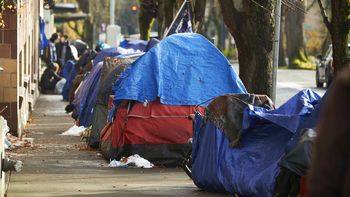 Decenas de desamparados en una de las calles principales de Portland, Oregon.