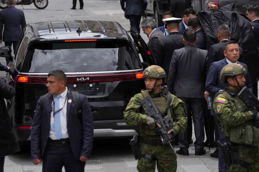 El presidente ecuatoriano, Guillermo Lasso, rodeado por miembros de seguridad mientras entra en un vehículo a la salida del Centro Cultural Metropolitano, ubicado cerca del palacio presidencial de Carondelet en Quito, Ecuador, el jueves 30 de marzo de 2023.&nbsp;