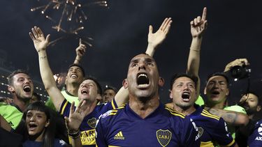 El delantero Carlos Tevez (derecha) celebra con sus compa&ntilde;eros de Boca Juniors tras la victoria ante Gimnasia y Esgrima para ganar el t&iacute;tulo de la Superliga argentina, el s&aacute;bado 7 de marzo de 2020, partido de la temporada 2019-2020.