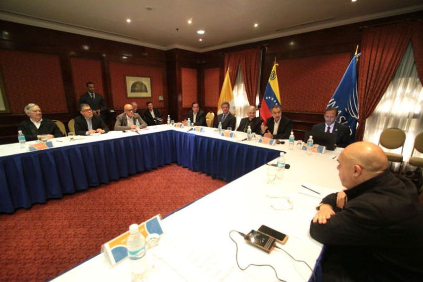 El secretario de la MUD, Jesús Torrealba, reunido con representantes del Gobierno el 24OCT16.&nbsp;