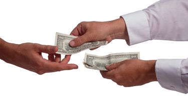 las recompensas por referidos en bienes raices pueden ser un crimen