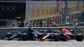 Lewis Hamilton (izq) y Max Verstappen pelean por la punta en el arranque del GP Británico el 18 de julio del 2021 en Silverstone. Poco después se tocarían las ruedas y Verstappen se saldría de la pista y se estrellaría contra una barrera de neumáticos, quedando afuera de la carrera. Lewis Hamilton (izq) y Max Verstappen pelean por la punta en el arranque del GP Británico el 18 de julio del 2021 en Silverstone. Poco después se tocarían las ruedas y Verstappen se saldría de la pista y se estrellaría contra una barrera de neumáticos, quedando afuera de la carrera.