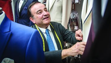 La relación de Tomás Valenzuela con la confección de trajes de hombre para fiestas fue como un amor a primera vista.